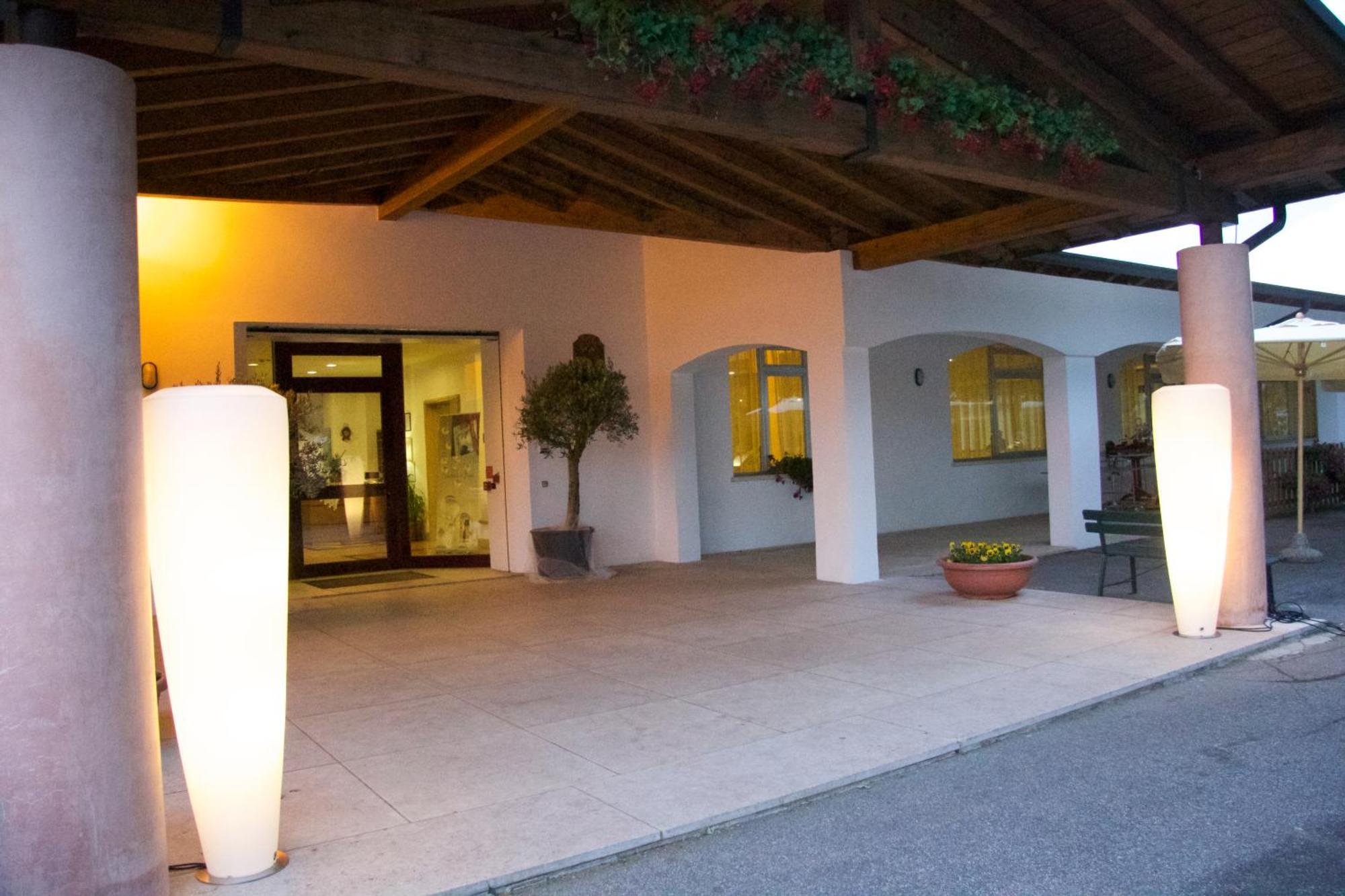 Hotel Stella Alpina Spiazzi Di Caprino Экстерьер фото